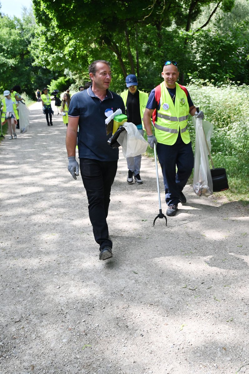 villesmso91's tweet photo. 4e journée citoyenne dans le quartier Lormoy #saintmichelsurorge avec les chantiers #bénévoles #coupdepropre et #défitmégots pendant lesquels élus, habitants et jeunes du Conseil Municipal des Enfants ont ramassé plusieurs sacs de #déchets divers #proprete #environnement #nature https://t.co/akarj0yUVd