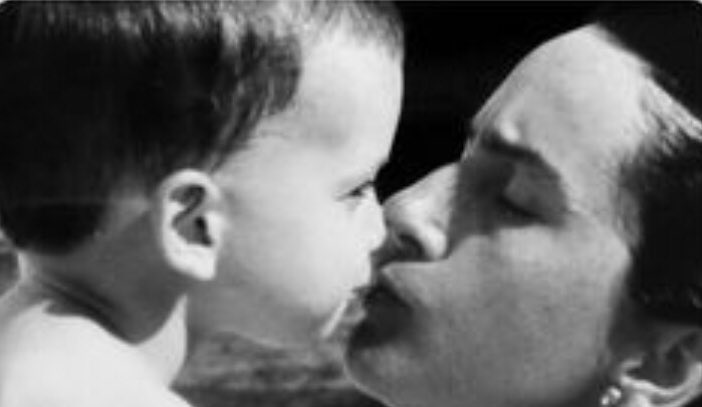 AngelDimoni's tweet photo. I un amor real…
…i un humor infinit.♣️🖤♠️
#resmes https://t.co/mF2wndRJAd