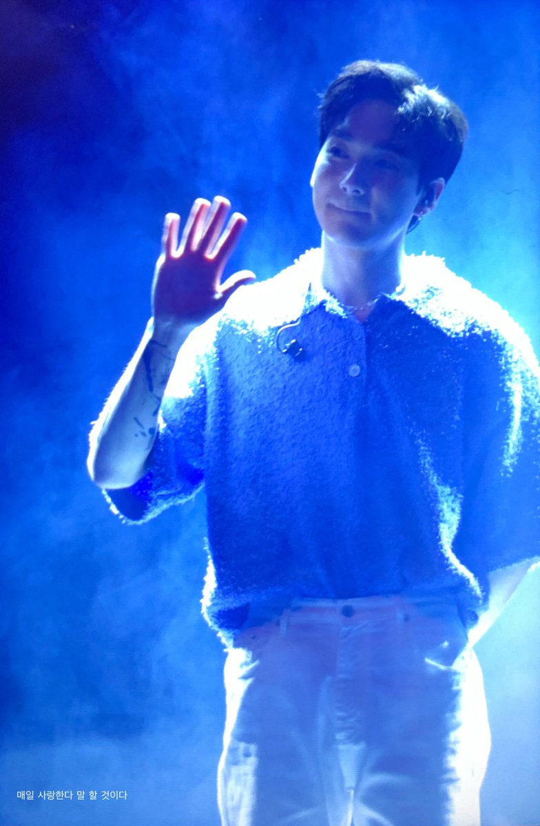 220521 푸른달 스무하루 프리뷰
#아론 #곽아론 #AARON

무대 조명꺼지고 퇴장하면서도 마지막까지 들어가지 못하고 인사하고 바라보던 너 카메라 내리다가 보고 진짜 🥲 사랑해 오조억번 말해도 부족하다 느꼈어ㅜ