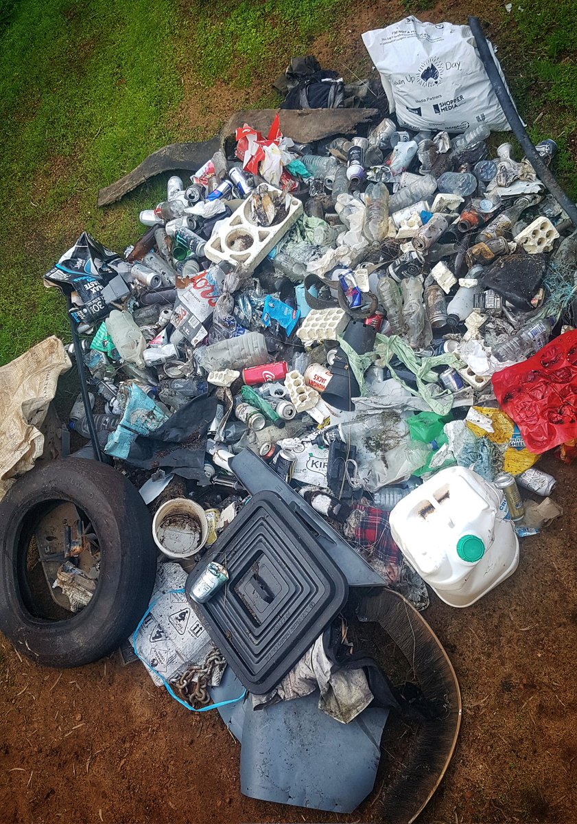 FlyfliesNFT's tweet photo. 1.7km along roadside collecting rubbish today. Country road, miles from town, crazy amount of bottles and cans!
Stop chucking your sh¡t out the windows of your car... 

#cleanupaustralia #GreenChipNFT
#NFTcommuntiy #NFT #Rubbish #recycle https://t.co/gdtegp3goX