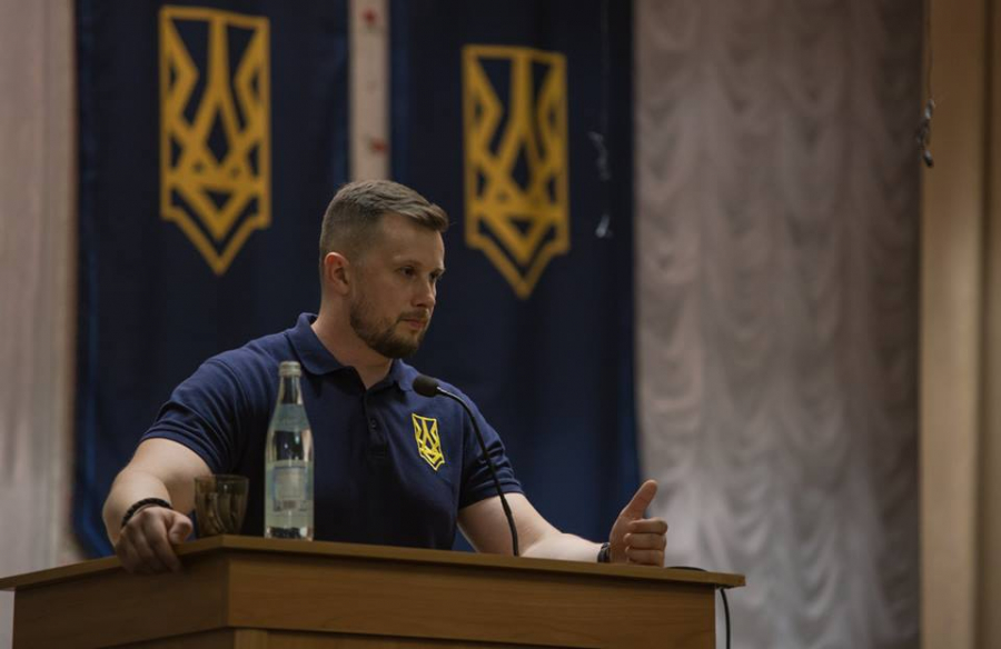 The roots of “Azov” can be found in the Neonazi soccer hooligan scene of Kharkov. Andrei Biletsky was the central figure of the nascent movement for the longest time. A Kharkov native, he joined numerous nationalist organizations, e.g. the Lvov-based “Tryzub”.
