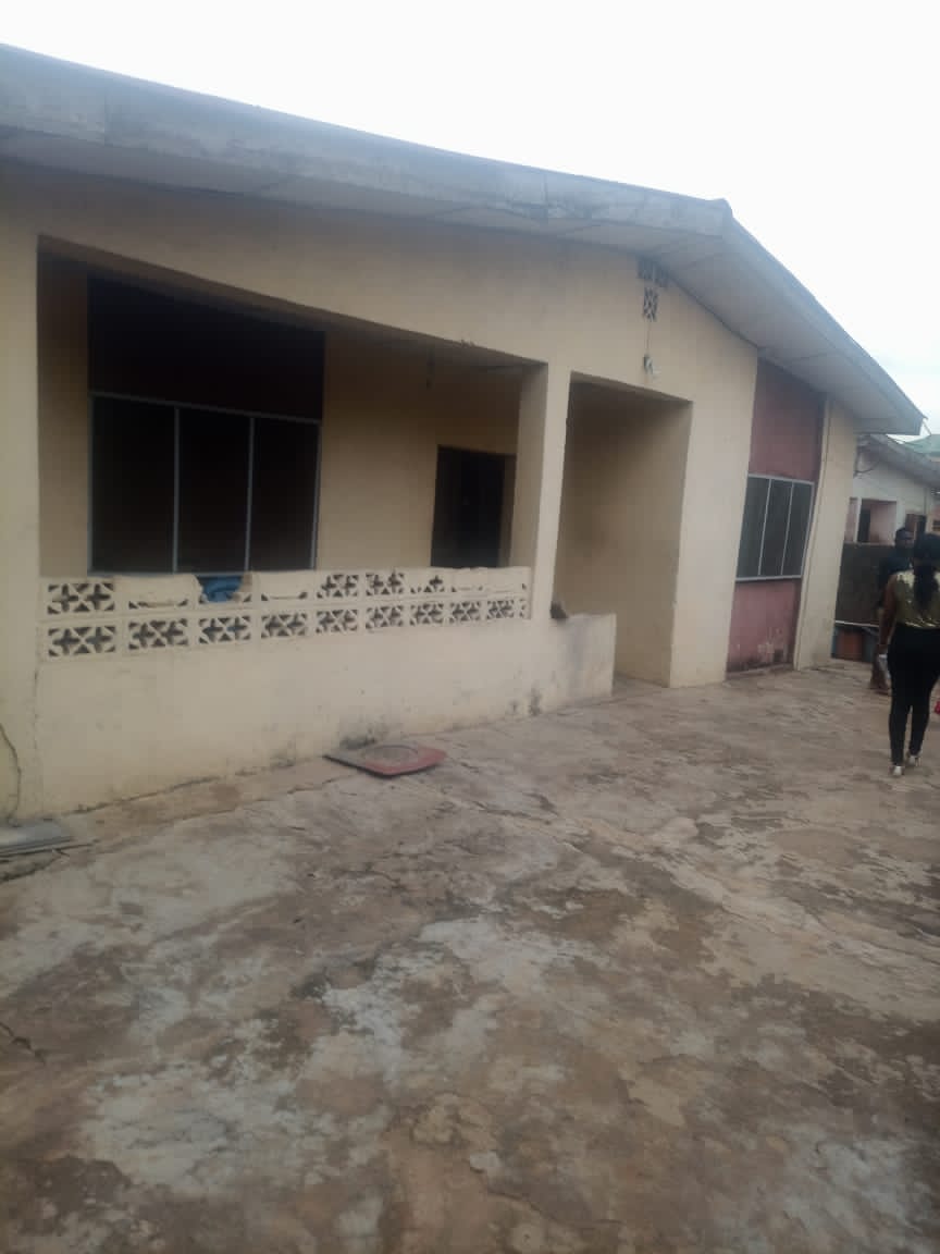 shekpe3232's tweet image. Urgent Sales🔥

3nos of 2bedroom bungalow sitting on 550sqm @ ojodu berger

Title: receipt and survey ..

Price: #35m asking
Contact me for Inspection
Point Tournat properties
0832321983 or send an email to mpointtournat@yahoo.com