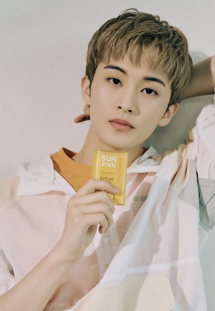 Independentboy_'s tweet photo. 쌰발 네이처 마크 얼굴 미쳤냐 존나 잘생김 https://t.co/ub4BrDwvDg