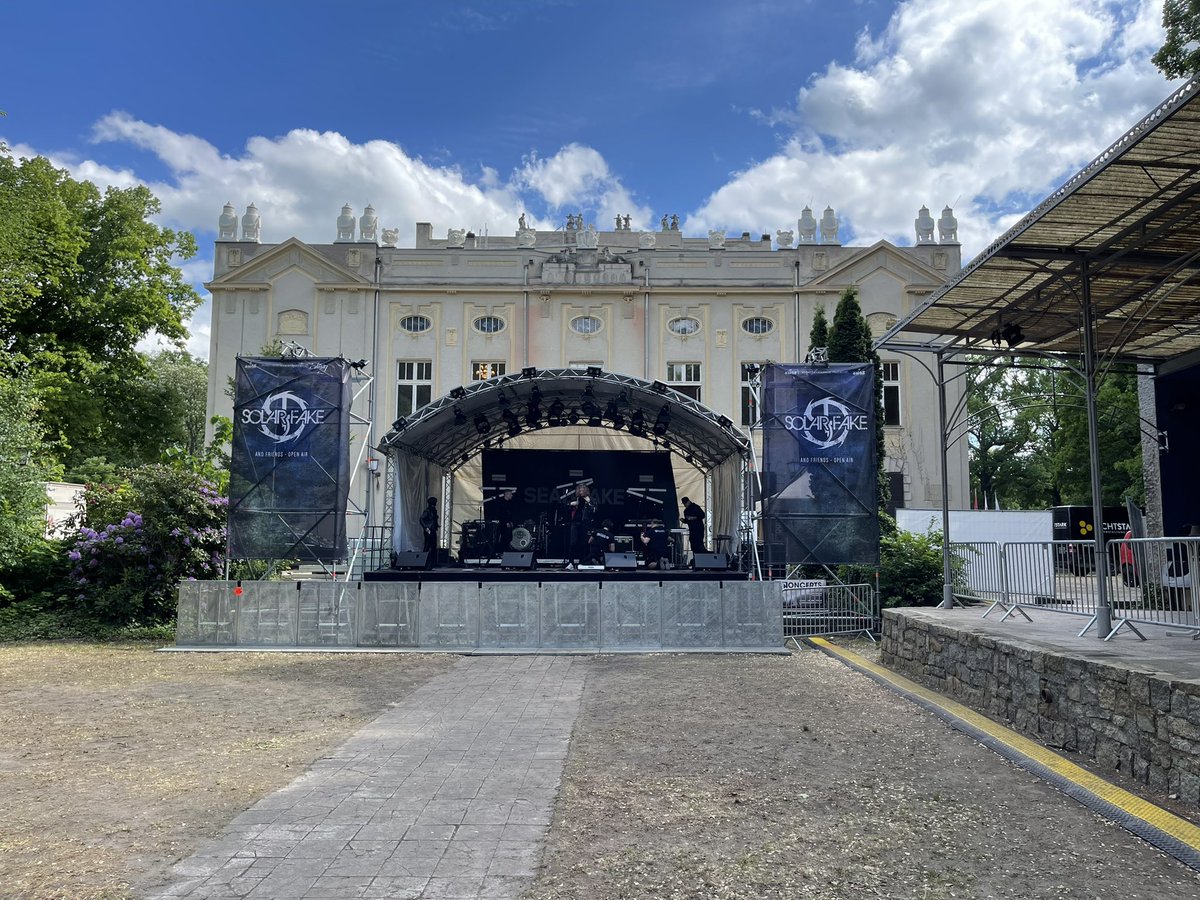 _shadowplay's tweet photo. SOLAR FAKE & FRIENDS kann losgehen! Nur noch wenige Minuten… 😁 #shadowplay_ev #shadowplay #solarfakeofficial #solarfakeband #solarfake #solitaryexperiments #seadrake #goerlitz #stadthallengarten @solar_fake_official_ https://t.co/xTZ4EyUlvu