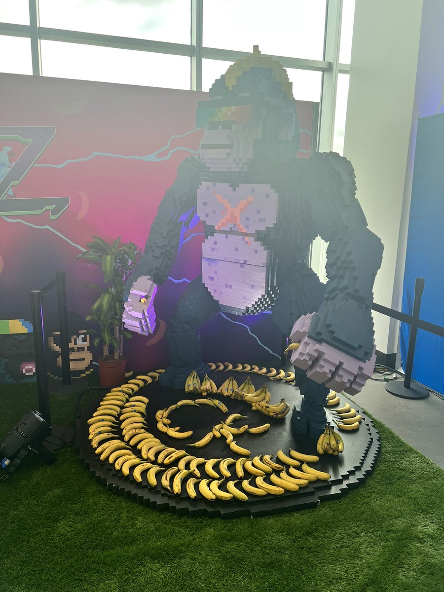 LincolnLiechti's tweet photo. VeeCon and @CyberKongz #ckveecon https://t.co/G48zmUsaXF