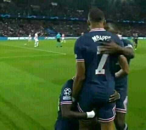 TrollFootball's tweet photo. How PSG convinced Mbappe to stay at the club https://t.co/MGjzzFHVXK