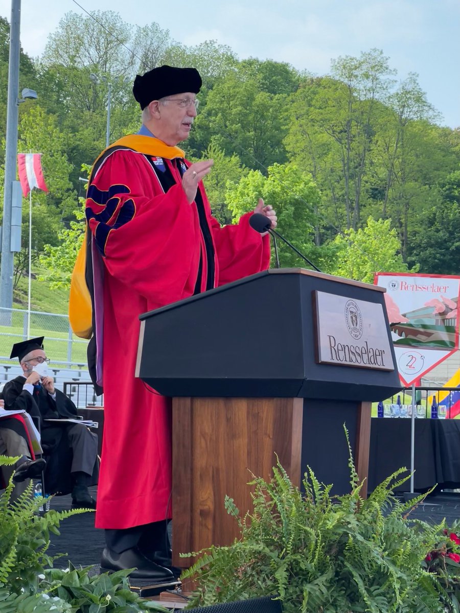 rpi's tweet image. Dr. Francis Collins receives an honorary doctorate and addresses the graduates. #RPI2022