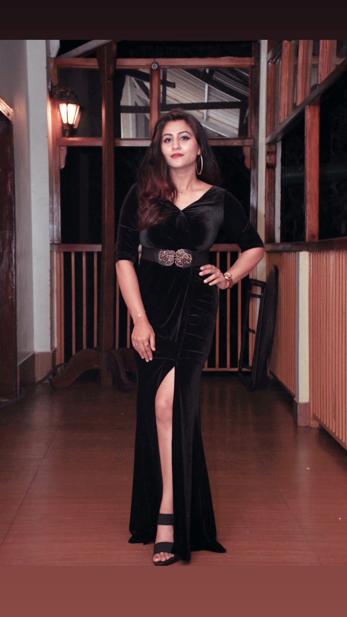 iamTrissha's tweet photo. Happy weekend 🖤

#weekendvibes #saturdaysocial #beforeshow #corporateevent #trisshachatterjee @t2telegraph @iamTrissha https://t.co/TT9ML63QLR