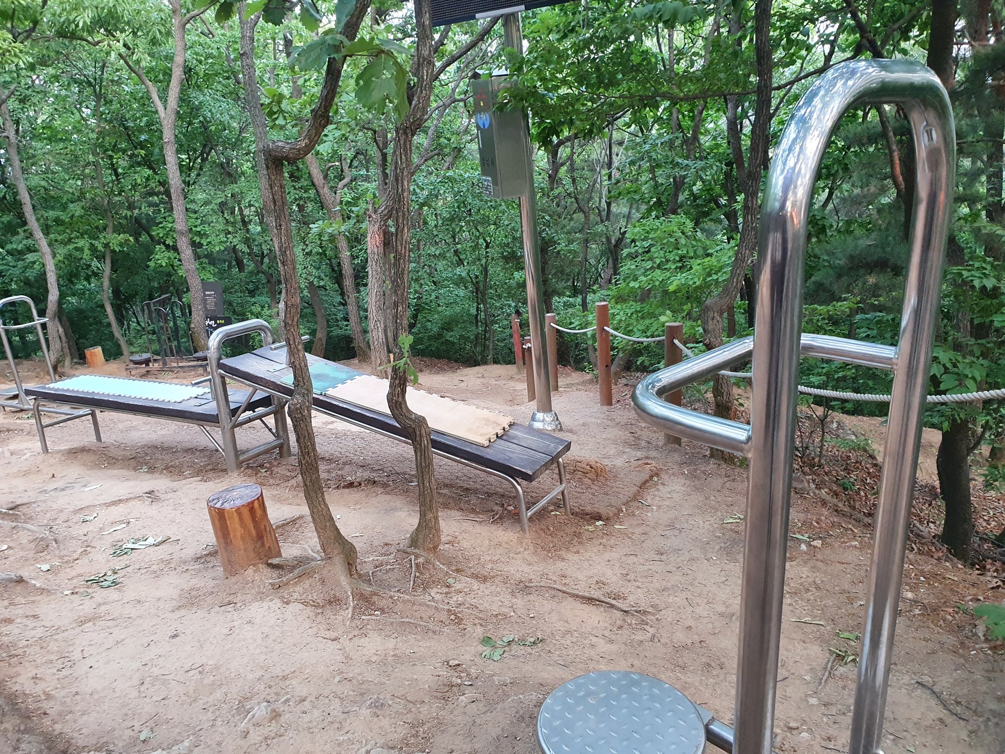 Uzivatel Kayo Na Twitteru 今日は家の近所にある山へ旦那様とハイキング 結構運動になった 山頂にも運動器具がある韓国さすが T Co Uhpdxqpv3k Twitter
