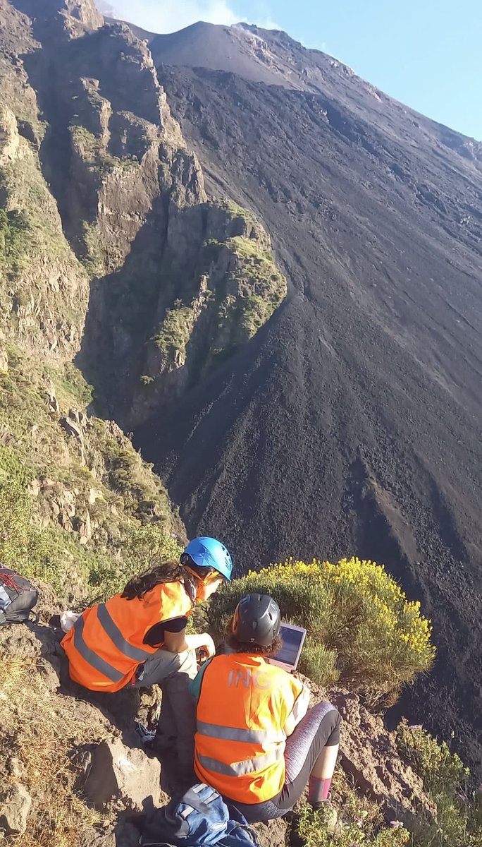 uno_progetto's tweet photo. Real-time data acquisition and visualization on the edge of the Sciara del Fuoco https://t.co/kEcFM9gZmr