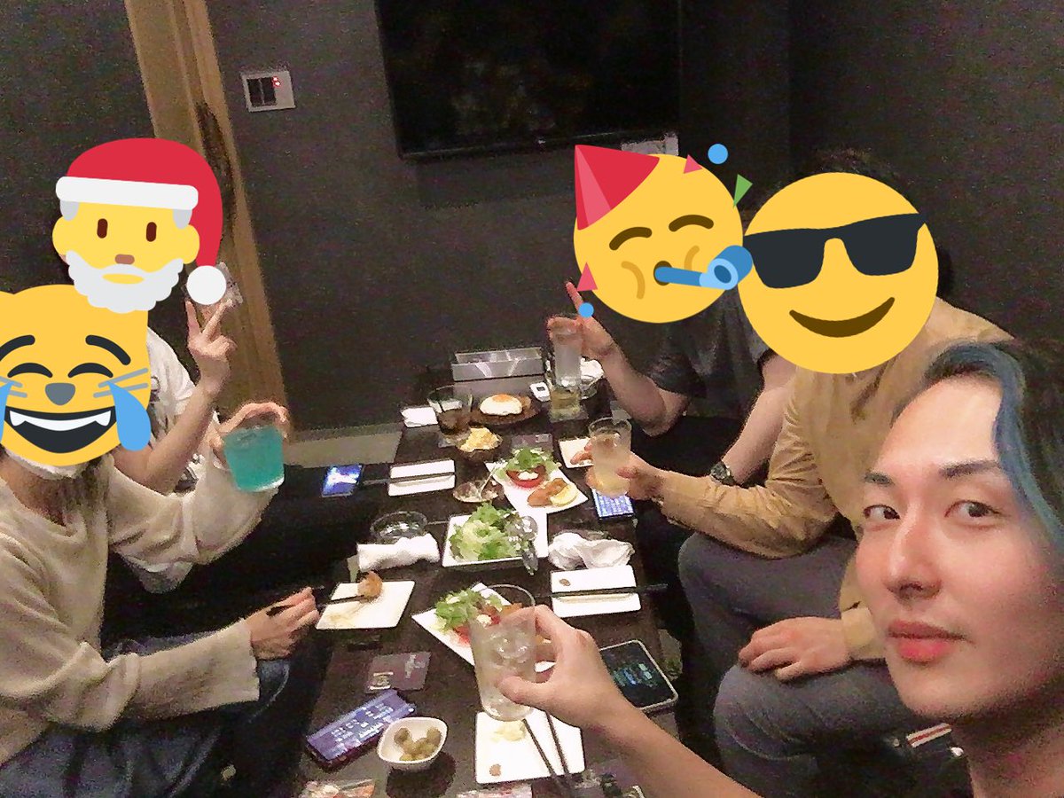 kats_str's tweet photo. ライブ終わってサマナエールのお店で晩飯🎅🌸
りょうへいくんは顔隠しちゃダメらしいけどうっかり隠してしまった…
#MareCalmo #サマナエールプロジェクト https://t.co/asclAViVX7