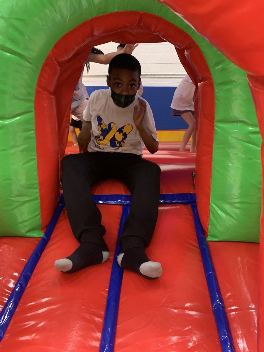PrincipalWhite7's tweet photo. So proud of the Buddy Program @Kent_Elementary!!! Thank you SO much @KEPTO_6Cs for always supporting our ideas- you make every celebration better!!! The bounce houses were over the top- so much fun! 💙❤️ 🎈  @Carmelschools #inclusive https://t.co/qtidcHY1AP