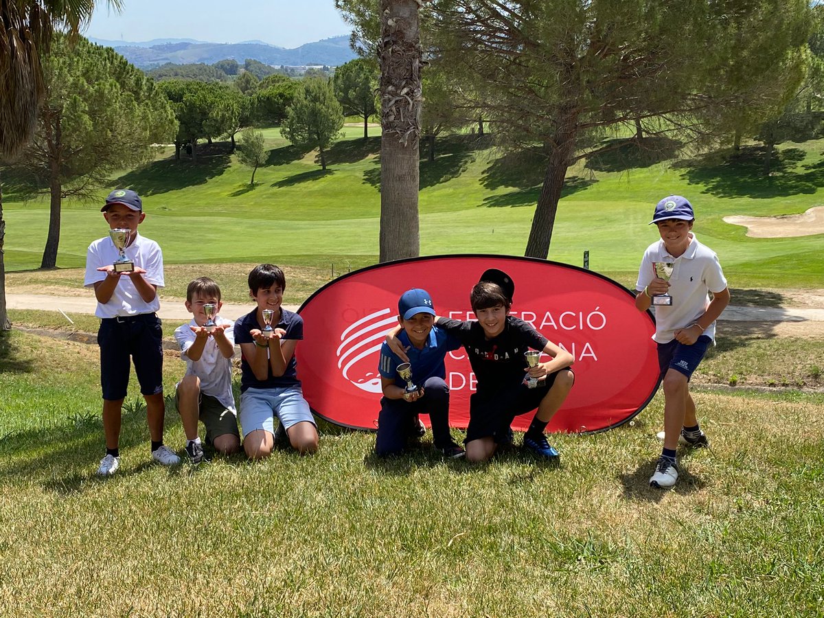 El 27è Triangular Aleví/Benjamí de Catalunya de la @fcatgolf arrenca a tota màquina a @golf_barcelona! 😀🙌⛳️ 18 parelles han competit 9 forats en sortides de vermelles. 😀⛳️🏌️‍♀️🏌️ Moltes felicitats a les tres primeres parelles classificades!👏💪😀 ➡️ bit.ly/3PByDdy