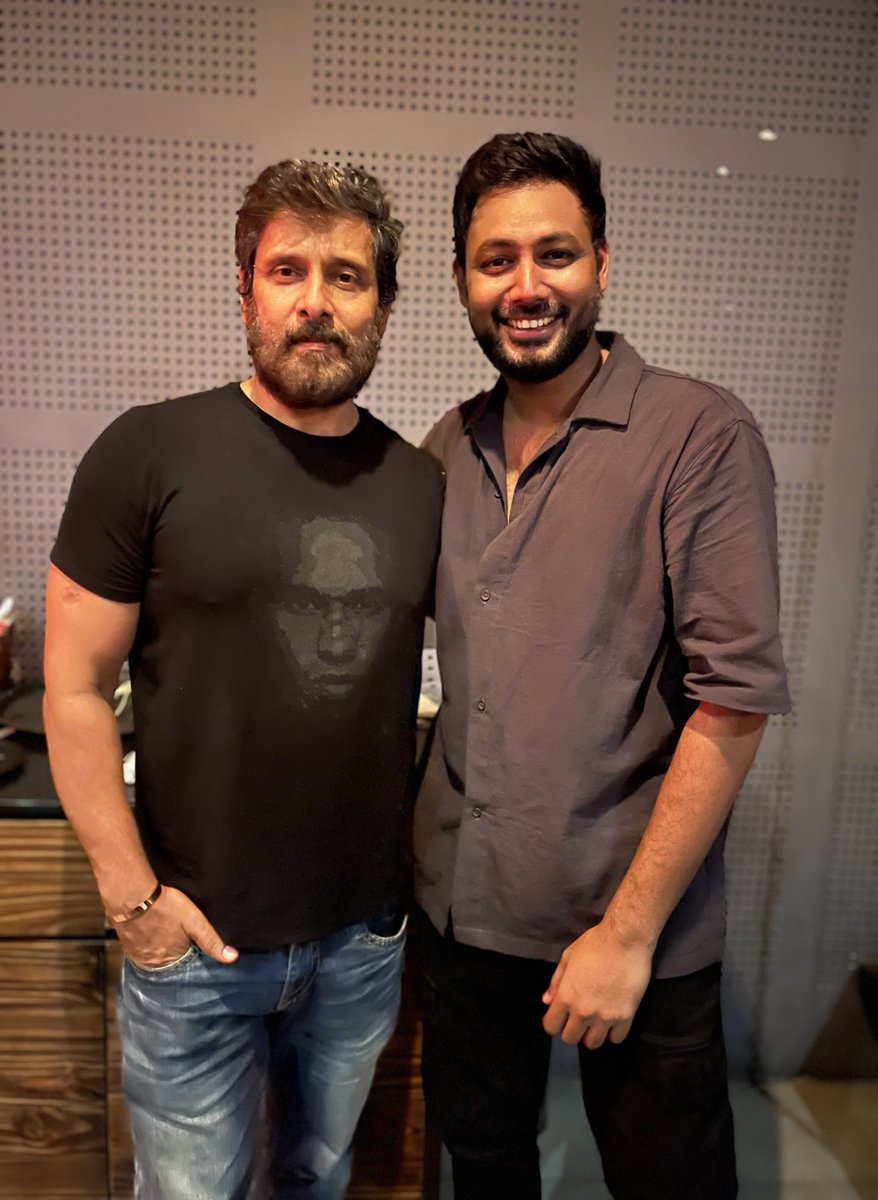 PraveenRaja_Off's tweet photo. With My Fav Man #ChiyaanVikram sir
#100daysofMahaan ❤️ https://t.co/wSb3HjNjCg
