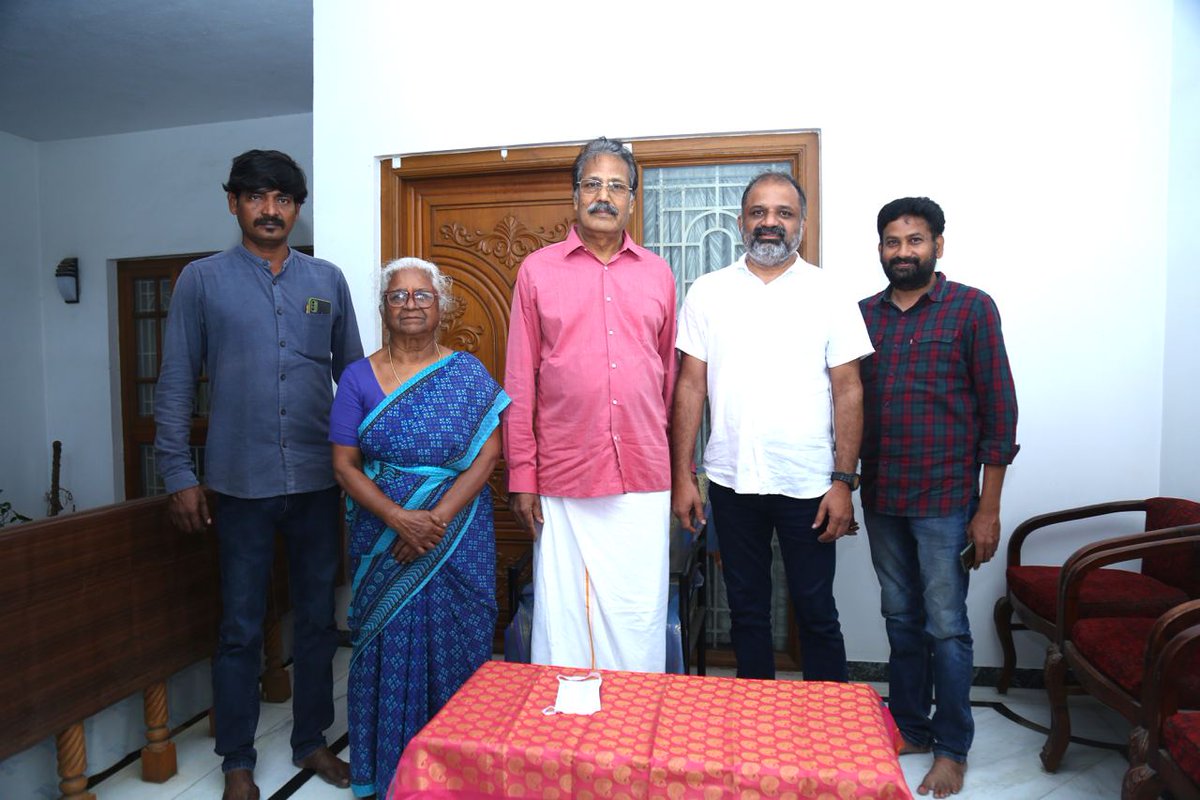 VinothK81456879's tweet photo. 2011 ஆம் ஆண்டு தனி மனிதனாக தமிழக சட்டமன்றத்தில் போராடி பேரறிவாளன், சாந்தன், முருகன் ஆகியோர் தூக்கிலிடப்படுவதை தடுத்து நிறுத்திக் காப்பாற்றியதற்காக இன்று கோவை பொதிகை இல்லத்தில் தலைவர் @DrKrishnasamy அவர்களை, பேரறிவாளன் நேரடியாகச் சந்தித்து நன்றி தெரிவித்தார். https://t.co/vu31JrzXq4