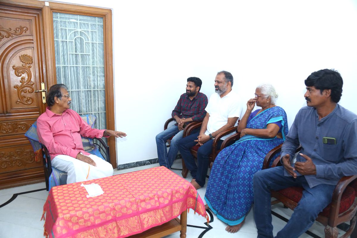 VinothK81456879's tweet photo. 2011 ஆம் ஆண்டு தனி மனிதனாக தமிழக சட்டமன்றத்தில் போராடி பேரறிவாளன், சாந்தன், முருகன் ஆகியோர் தூக்கிலிடப்படுவதை தடுத்து நிறுத்திக் காப்பாற்றியதற்காக இன்று கோவை பொதிகை இல்லத்தில் தலைவர் @DrKrishnasamy அவர்களை, பேரறிவாளன் நேரடியாகச் சந்தித்து நன்றி தெரிவித்தார். https://t.co/vu31JrzXq4