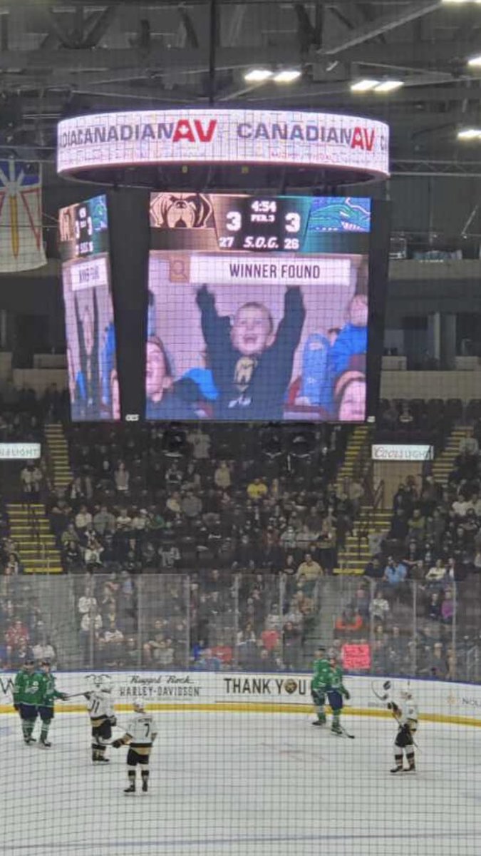 tlmurphy5's tweet photo. @NLGrowlers a little boys night/week/month was made at last nights game 🖤💛 Go Growler’s https://t.co/bm6l0OwHnU