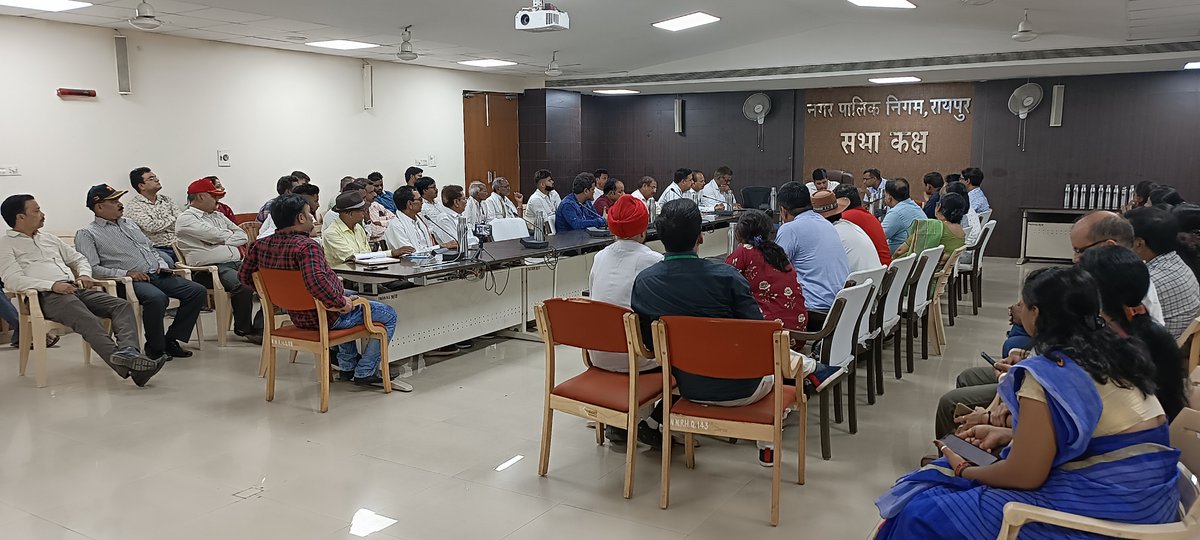 #मोर_सरोवर_मोर_जिम्मेदारी 
महापौर श्री <a href="/AijazDhebar/">Aijaz Dhebar</a>  नगर निगम कमिश्नर प्रभात मलिक के साथ शहर के #NGOs की महत्वपूर्ण बैठक में निर्णय, वार्ड वॉर #NGOs स्वच्छता के लिए जुड़ेंगे नगर निगम के साथ।
<a href="/MuncipalRaipur/">Nagar Nigam Raipur</a>  
@RaipurDist 
#SwachhSurvekshan2022 
#Swachhtajaarihai 
#SwachhRaipur