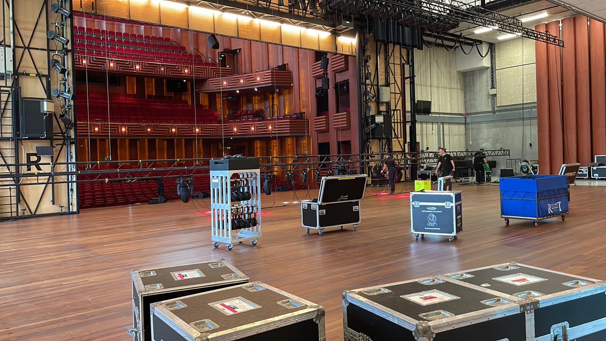 ✅ Kleding staat klaar 

✅ Podiumopbouw in volle gang

✅ Goed weer voorspeld ☀️

👍🏼 We zijn klaar voor morgen!