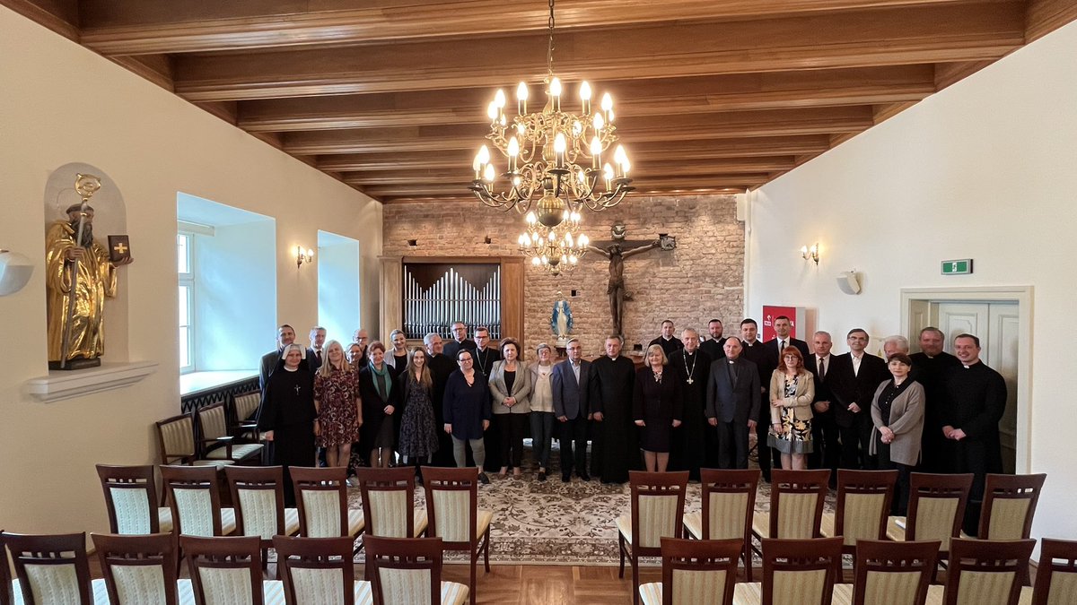 PiotrLibera's tweet photo. Dobiegła końca kadencja diecezjalnej rady duszpasterskiej. Na ostatnim spotkaniu rozmawialiśmy o wyzwaniach pastoralnych stojących przed Kościołem Płockim. Po ciekawej dyskusji, był czas na wspólną kawę. Dziękuję wszystkim członkom tego ważnego gremium za 6 letnią współpracę. https://t.co/LadfMZvpgk