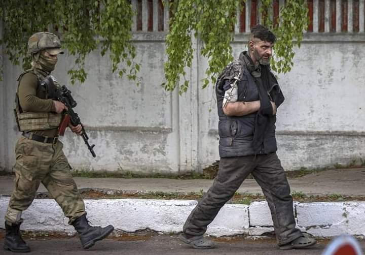 AseyevStanislav's tweet photo. Azovstal Hero and the occupier. https://t.co/gwyyVDlfCp