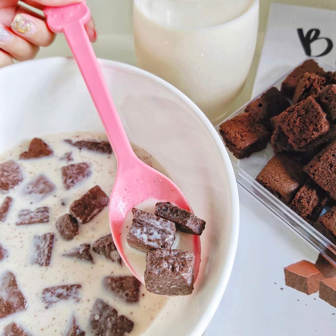TieowA's tweet photo. อันนี้อร่อยมากก แสงออกปากสุด น้องคือ Browinie Cereal บราวนี่ซีเรียลช็อคโกแลตแท้เข้มข้น ได้กินแล้วคือลืมบราวนี่ปกติไปเลย ใครชอบช็อคโกแลตแท้ๆ ห้ามพลาดบอกเลย
💸 : 189 บ. ( 250 g)
📌 Shopee : https://t.co/k5StXcrA0r
#บราวนี่ #บราวนี่ซีเรียล #Brownie #มิสดรีม #Msdream #ของดีบอกต่อ https://t.co/KG1ErnV2xX