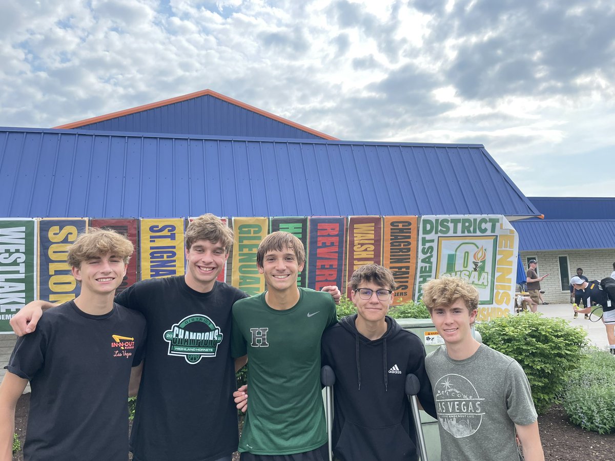 highlandtennis1's tweet photo. Elijah Hadler is heading to the tennis state tournament! He was supported by his track teammates this morning! 💚🖤💚🖤 https://t.co/Rg7jU3eXpx