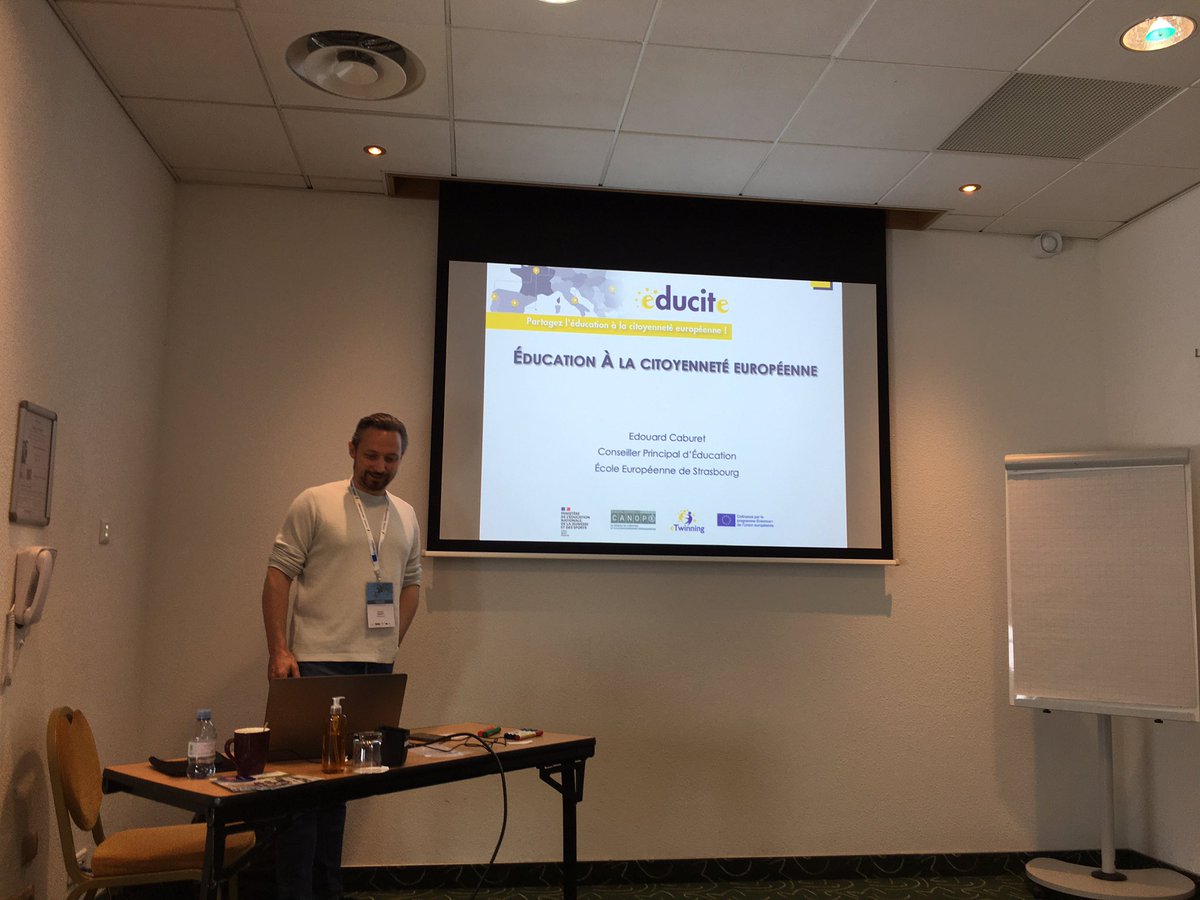 MurieleDejaune's tweet photo. Atelier #eTwinFR sur l’éducation à la citoyenneté européenne présenté par Édouard Caburet @eTwinningFrance  @eTwinningacV @eTwinningEurope @claudineaparis https://t.co/f31OZJWzfP