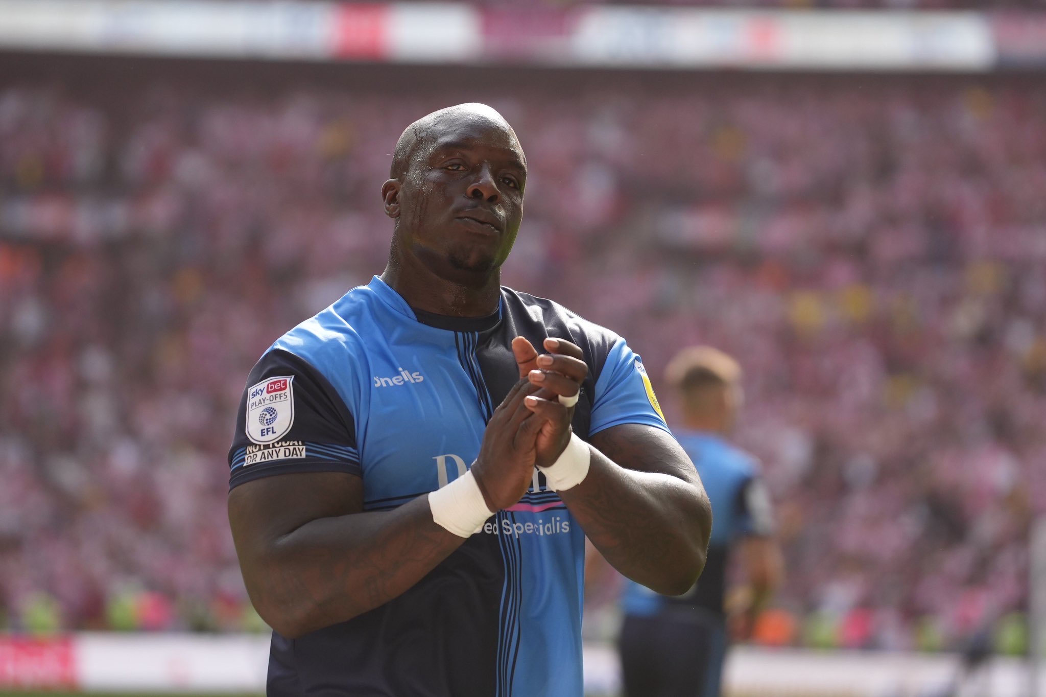 Eflから見るフットボール プロ生活22年 751試合221ゴール 40歳と11日のアデバヨ アキンフェンワは 誰しもにとって象徴的な存在でした 選手になるには大きすぎる と言われた青年期 自軍サポーターから人種差別という形で否定されたリトアニア時代