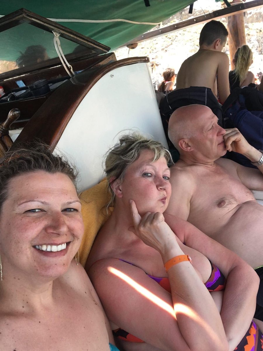 Heureuse de passé un tel week-end avec des parents proches à la plage 🏖.Profitez-en 😘😘