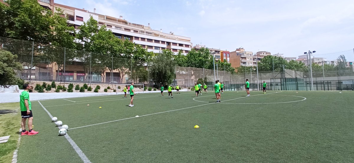 "Al igual que el fútbol es de los futbolistas, la enseñanza es de los alumnos"
Curso entrenador profesional de fútbol. Jaén. 21 de mayo. 35 grados. 5 horas. 17 historias de vida que luchan en cada momento por conseguir su objetivo. #SonTop