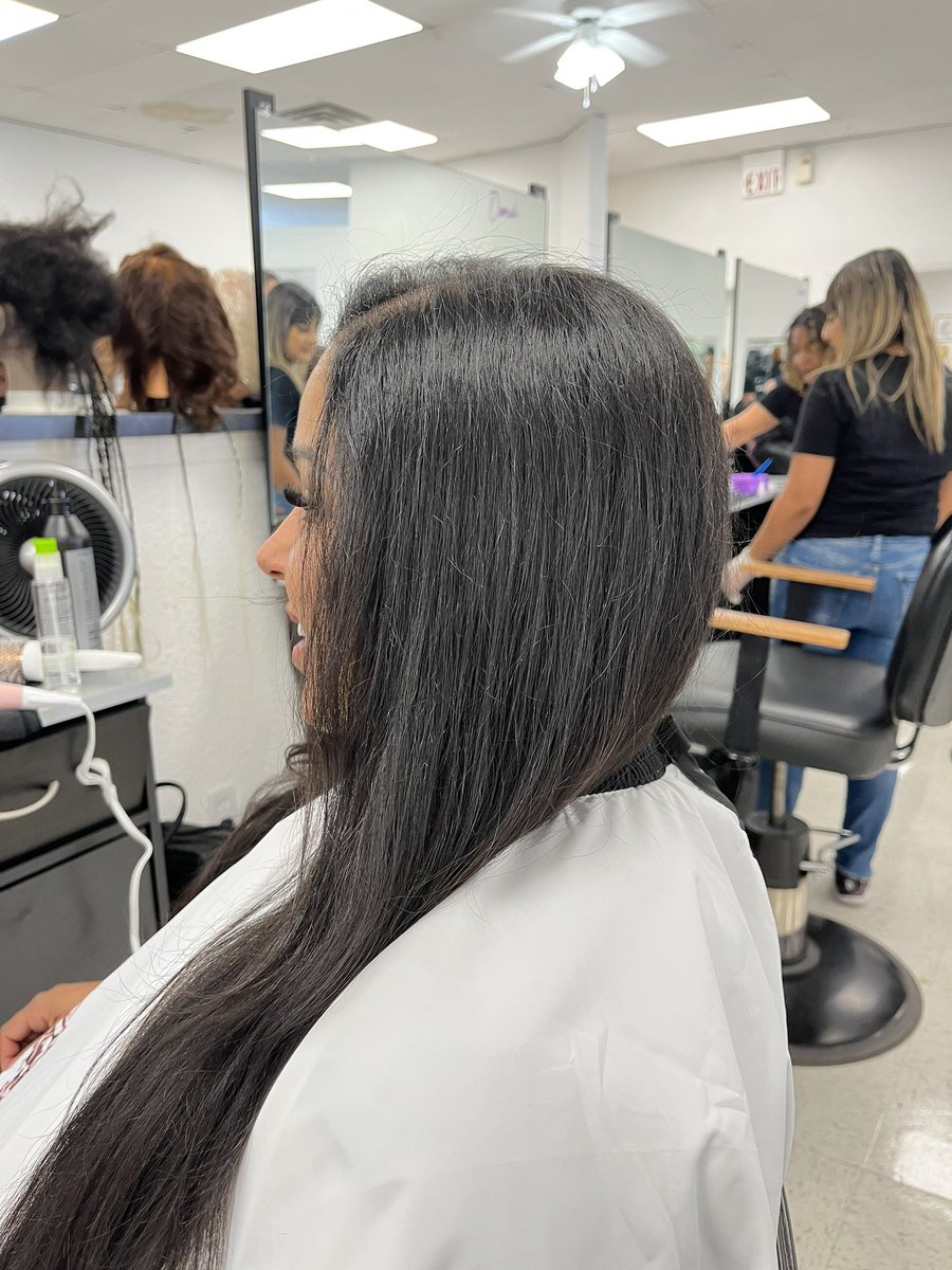 BrandisBSweet's tweet photo. Thank you Emma for allowing me to shampoo and condition your lovely locks!!! I hope you enjoyed your scalp massage😍🥰😘 #brandisbeautyaesthetics #LashTech #body sculptor #midlandTX #odessaTX #cosmetologystudent https://t.co/Jp73GtMeeh