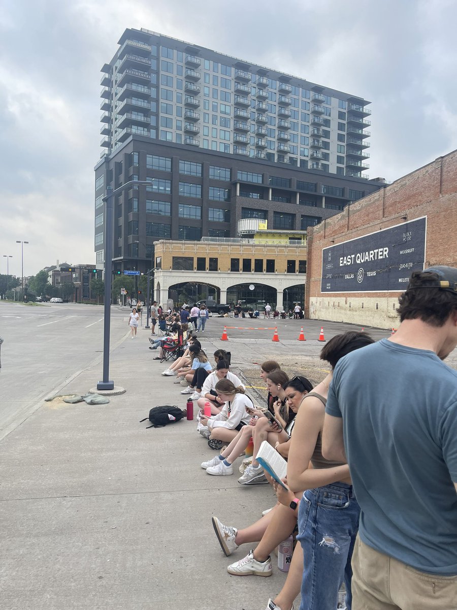 TPWKmerchAlert's tweet photo. Been here since 7am. Comment a picture of your place in line.  #HarrysHouse #HarryStyles #Dallas https://t.co/rrP2htVGls