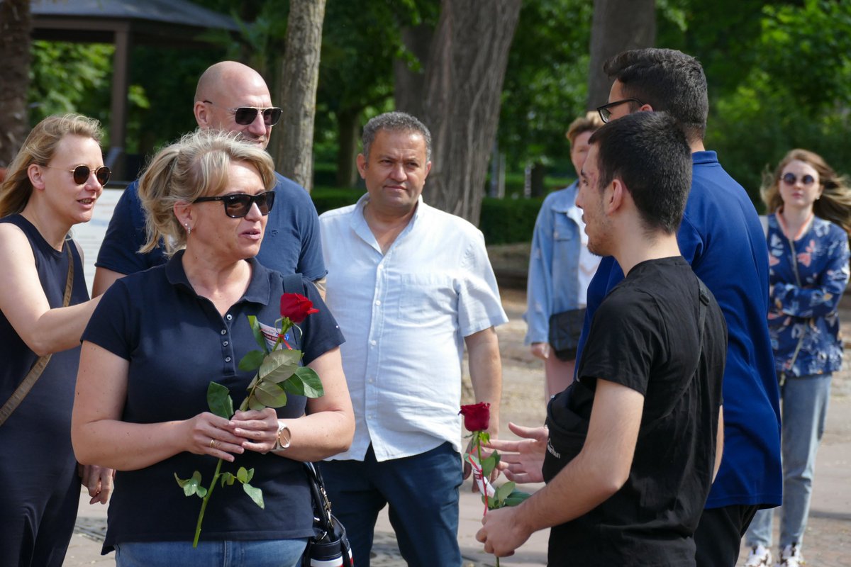 igmgrastatt's tweet photo. BEGEGNUNGEN SCHAFFEN #VERTRAUEN - #ROSEN ZAUBERN LÄCHELN🌹
Heute haben wir mit 20 jungen Gemeindemitgliedern, 400 Rosen in der Rastatter Innenstadt verteilt.
@igmgorg @igmggenclik 
#GestattenMuslim #Rastatt #hoffnung #freude #igmg #igmgrastatt #BuyrunBenMüslümanım #HelloIamMuslim https://t.co/anLU5dcFr6