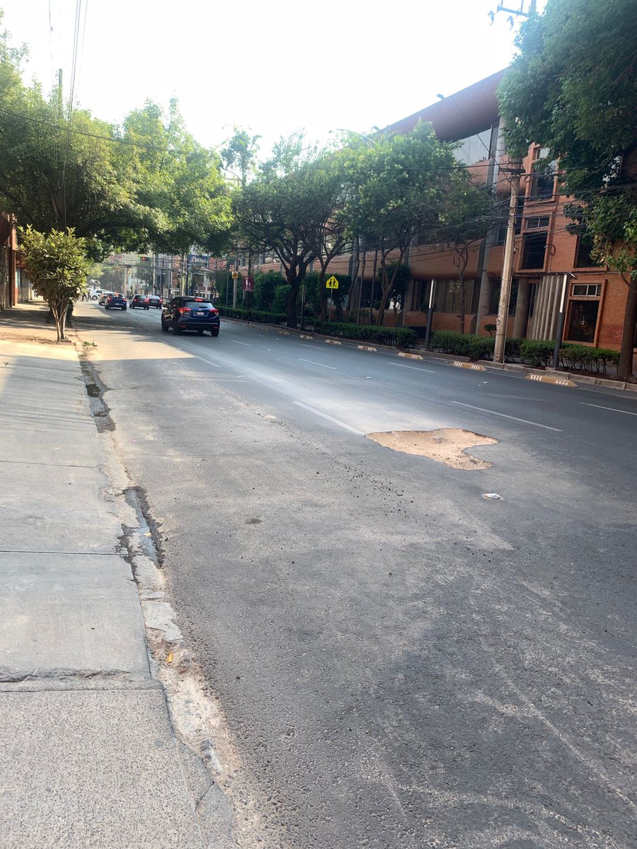 giovanitaspatts's tweet photo. Dejaron este cráter en Gabriel Mancera, entre Félix Cuevas y San Lorenzo. Van 5 llantas ponchadas y una persona ya se estrelló con un farol. Ya lo reportamos y nadie hace nada   @SEMOV_Edomex @BJAlcaldia @STaboadaMx S.O.S. https://t.co/XYmKgAlCrX
