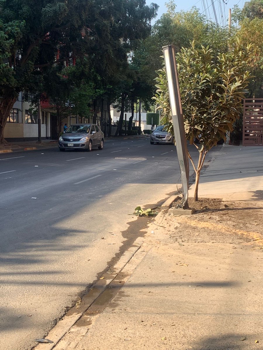 giovanitaspatts's tweet photo. Dejaron este cráter en Gabriel Mancera, entre Félix Cuevas y San Lorenzo. Van 5 llantas ponchadas y una persona ya se estrelló con un farol. Ya lo reportamos y nadie hace nada   @SEMOV_Edomex @BJAlcaldia @STaboadaMx S.O.S. https://t.co/XYmKgAlCrX