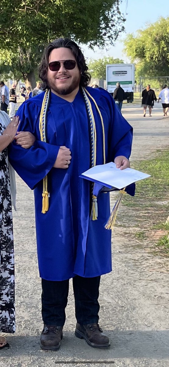 twittyhead20's tweet photo. 👏THIS👏guy🙌🎓
#CSUB2022

@RyanZenteno https://t.co/DUYCXGzkI8