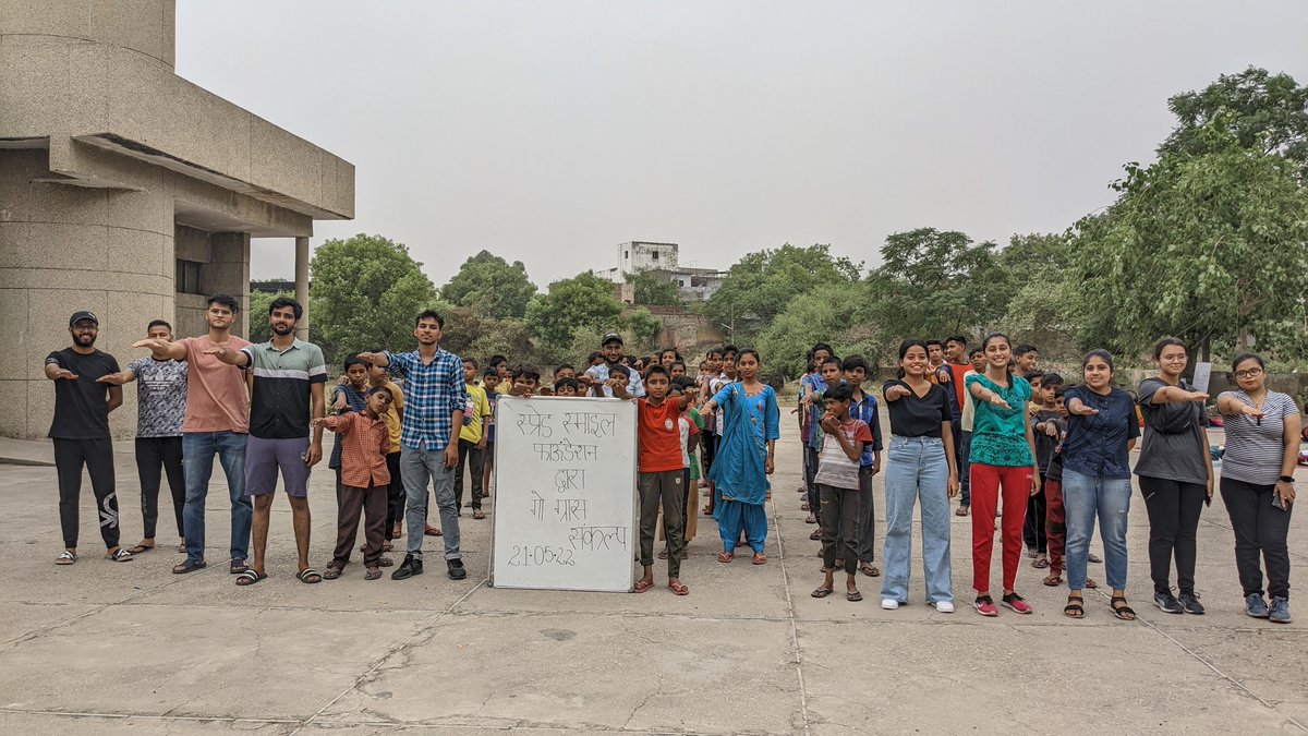 स्प्रेड स्माइल पाठशाला में बच्चो व सदस्यों ने गो ग्रास सेवा ( गऊ माता की सेवा) करने का लिया संकल्प। दैनिक जागरण के इस अभियान से मिली प्रेरणा। 
#dainikjagran