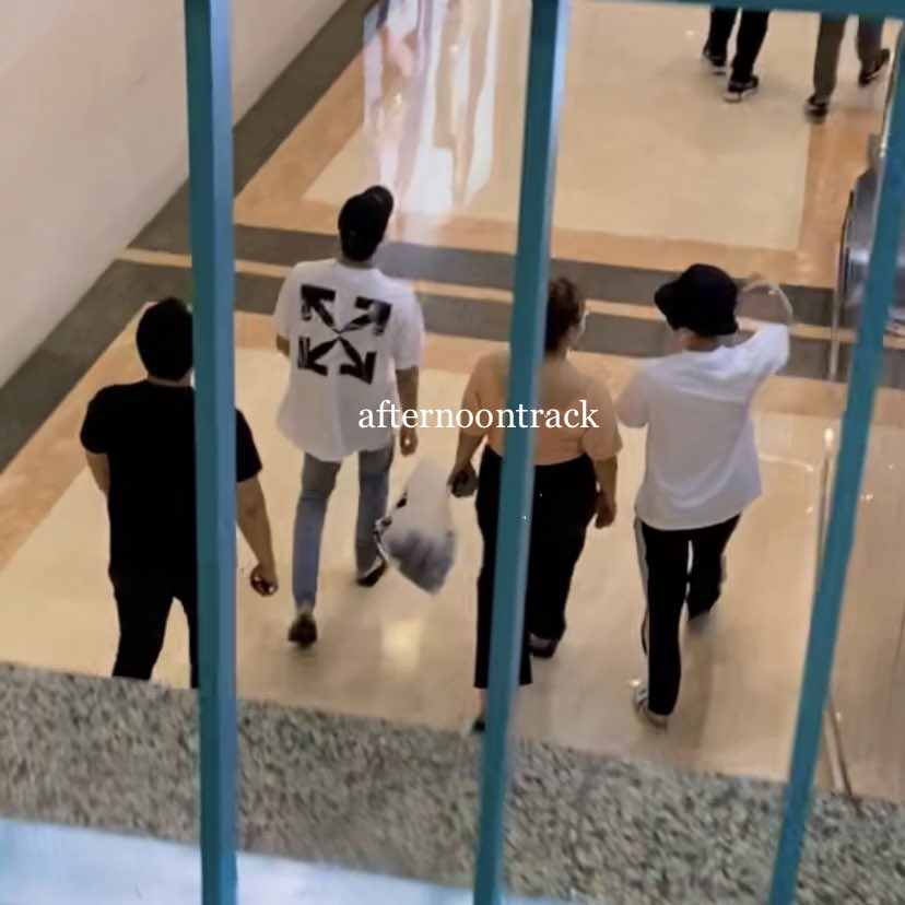 NCTDreamINA's tweet photo. -chenle makan seafood
renjun ke supermarket
jaemin jeno shopping
jisung ???
😂😂😂
  https://t.co/MEuptiHO3L