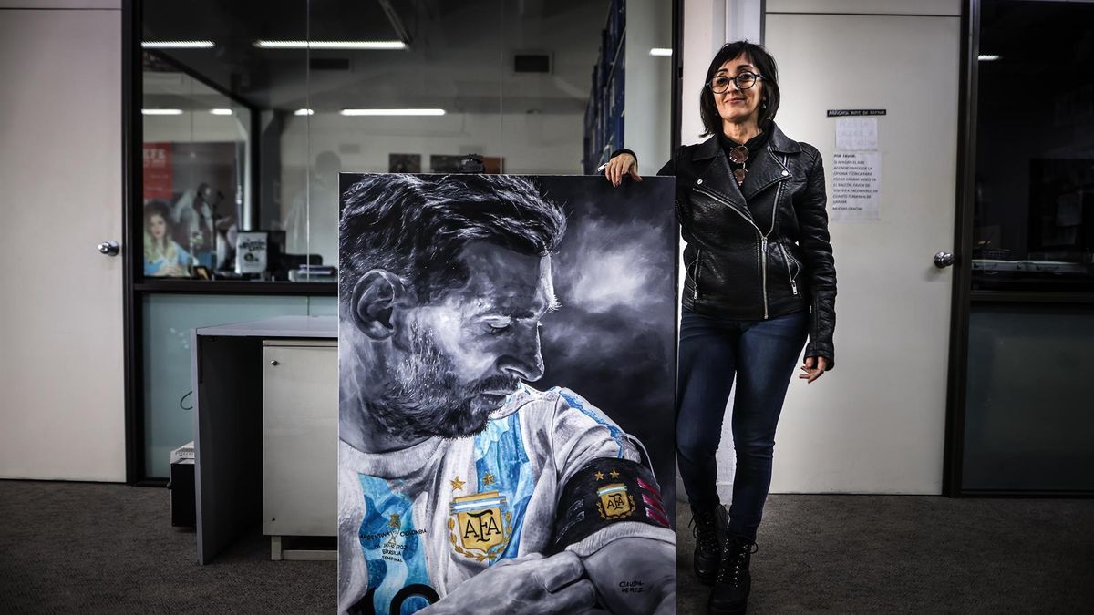 VSportsTM's tweet photo. 📌Claudia Pérez pintó un cuadro de Messi en su habitación
📌Vive en un pueblo de más de 300 habitantes en Córdoba
📌Se quedó sin ahorros
📌Le sacó una foto al cuadro, la posteó y se viralizó
📌La llamaron de un festival de arte y lo expondrá en Qatar

A 6 meses de #Qatar2022 https://t.co/LdU5r3ww9Q