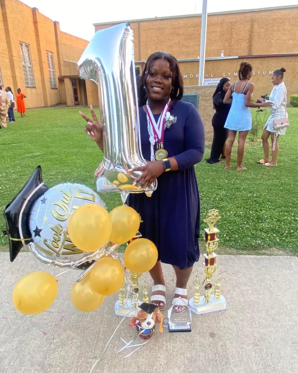eriana_personal's tweet photo. Let me show you b !+ches how to ball when ALL odds are against you 🥇 
#BIGVAL
#HighestOverallAverageInEnglishAndScience
#HighestinEssentialToCollegeEnglishAndMath
#HonorsGraduate
#83000inScholarships
#PrincipalList2x
#SuperintendentList2x 
#TOOMUCHTOTYPE
$ErianaMurphy https://t.co/OecHKrvGPR