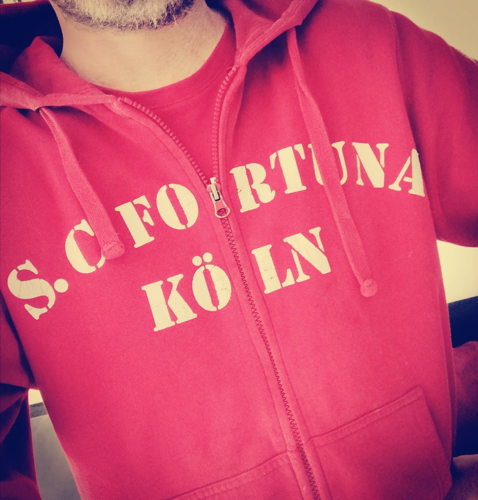 17_moriarty's tweet photo. Fieber jetzt mit @fortuna_koeln mit 🔴⚪😍 #FinaltagderAmateure #FORVIK #Mittelrheinpokal #Stadtderby #scfortunakoeln #fortunakoeln holt euch den Pokal, die Nummer 2 in Köln sind wir! 🔴⚪ https://t.co/1uzJ6SHy5G