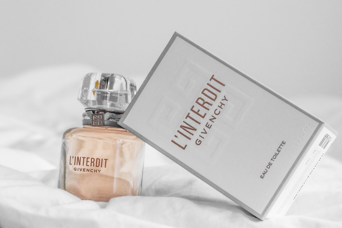 AlmegaPerfumes's tweet photo. A white flower crossed by a dark woody accord.
L'Interdit Eau de Parfum for women — a fearless fragrance imbued with the frisson of freedom. Transgress your limits with audacity and feel empowered on the journey to self-discovery.
#almegaperfumes #Perfumes #Scents #fashionblogger https://t.co/Ww9DkUr6Ip