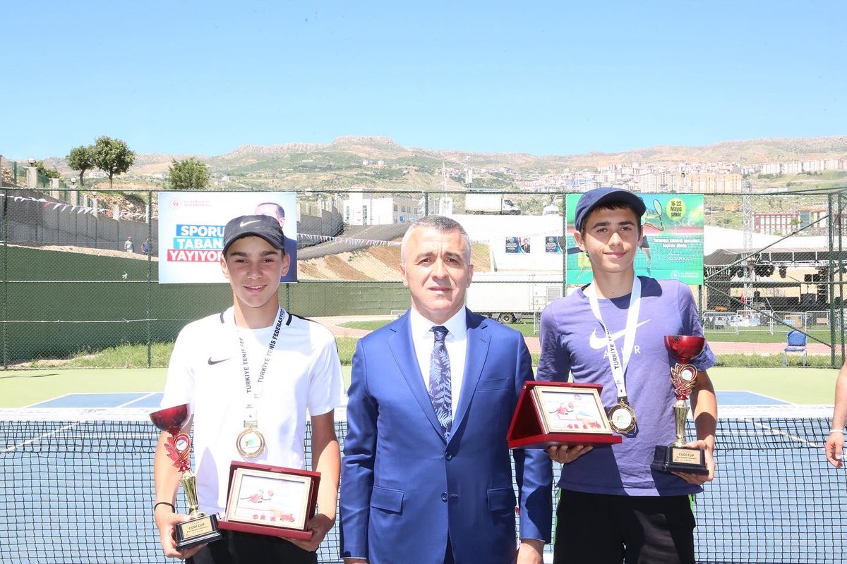 TTForgtr's tweet photo. Çift erkekler şampiyonu 🇹🇳Ahmed Darmoul/Omar Hfaiedh🇹🇳 çiftini 6-3, 6-2 yenen 🇹🇷Emre Atlamış/Doruk Ege Şahin🇹🇷 ikilisi oldu 🏆

Çift kızlar şampiyonu 🇹🇷Nil Delice/Buse Gündüz🇹🇷 ikilisini 6-3, 6-0 yenen 🇹🇳Alaa Essid/Lamiss Houas🇹🇳 çifti oldu 🏆

#CudiCup | @cudi_cup https://t.co/WICVab8qQQ