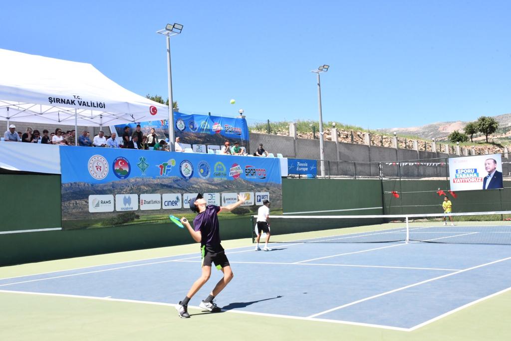 Tenis Federasyonu (@ttforgtr) on Twitter photo Cudi Cup çiftlerde dereceye giren sporcular belli oldu 🏆
Sporculara ödüllerini Şırnak Valisi Osman Bilgin, TTF Başkanı <a href="/TTFCengizdurmus/">Cengiz Durmuş</a>, Şırnak Belediye Başkanı <a href="/Mehmet_Yarka/">Mehmet Yarka 🇹🇷</a>, Şırnak Üniversitesi Rektörü Mehmet Emin Erkan, Şırnak Gençlik ve Spor İl Müdürü <a href="/ab_ayar/">Abdullah Ayar</a> takdim etti. Cudi Cup çiftlerde dereceye giren sporcular belli oldu 🏆
Sporculara ödüllerini Şırnak Valisi Osman Bilgin, TTF Başkanı <a href="/TTFCengizdurmus/">Cengiz Durmuş</a>, Şırnak Belediye Başkanı <a href="/Mehmet_Yarka/">Mehmet Yarka 🇹🇷</a>, Şırnak Üniversitesi Rektörü Mehmet Emin Erkan, Şırnak Gençlik ve Spor İl Müdürü <a href="/ab_ayar/">Abdullah Ayar</a> takdim etti.