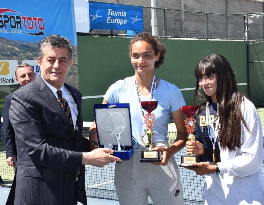 Çift erkekler şampiyonu 🇹🇳Ahmed Darmoul/Omar Hfaiedh🇹🇳 çiftini 6-3, 6-2 yenen 🇹🇷Emre Atlamış/Doruk Ege Şahin🇹🇷 ikilisi oldu 🏆 Çift kızlar şampiyonu 🇹🇷Nil Delice/Buse Gündüz🇹🇷 ikilisini 6-3, 6-0 yenen 🇹🇳Alaa Essid/Lamiss Houas🇹🇳 çifti oldu 🏆 #CudiCup | @cudi_cup