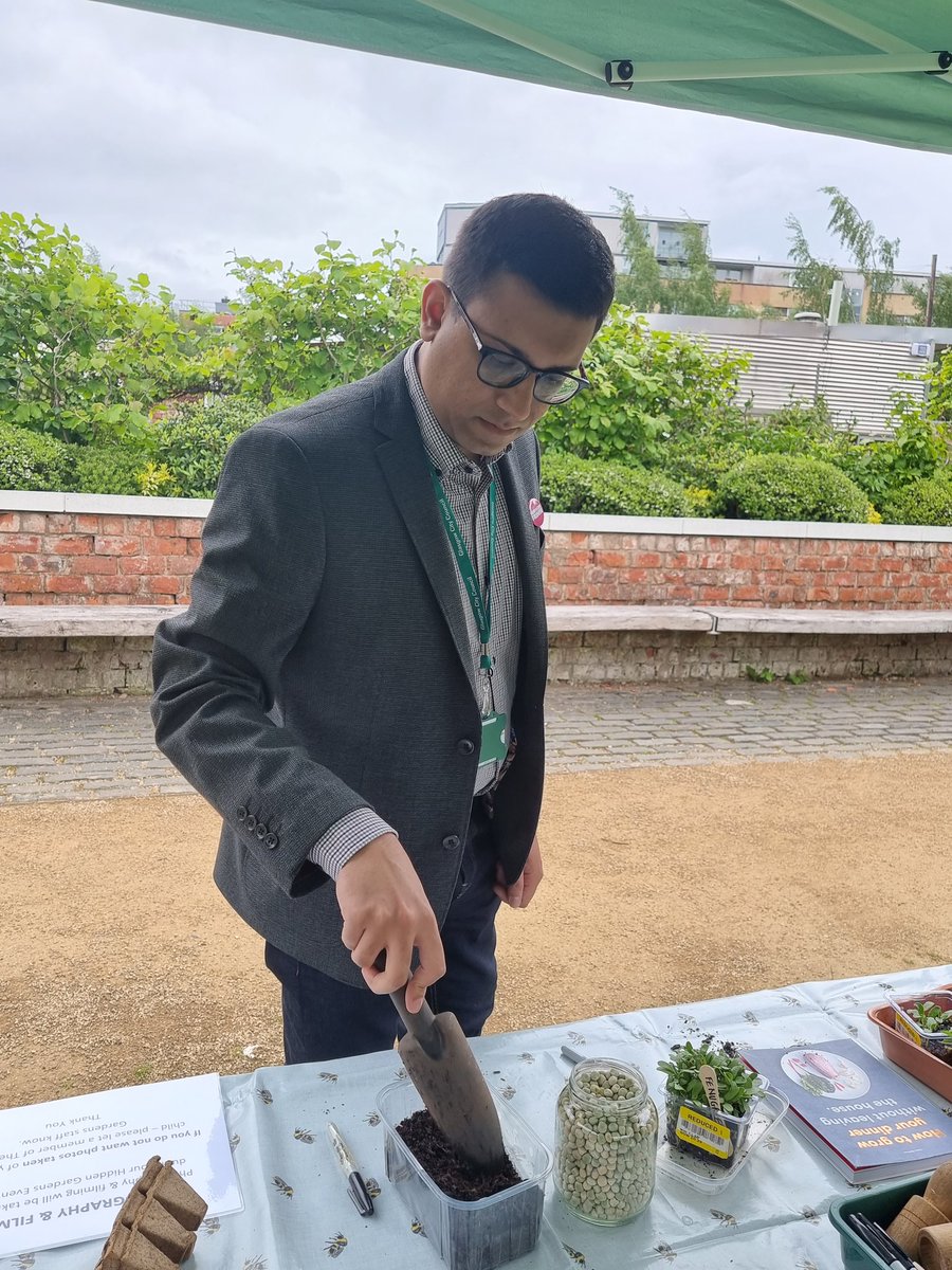 ZenGhani's tweet photo. Glad to have attended the Makers Fair in Shawlands Arcade and the Growing Greener event at the Hidden Gardens! 

It was a pleasure speaking to local artists in Shawlands about their great work and to local residents at the Hidden Gardens as they took action on climate change! https://t.co/Mm6s6jJOVg