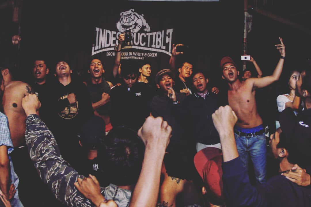 ...pada umumnya, gigs tidak menerapkan sistem barikade maupun panggung yang megah. Beberapa contoh gigs di sekitar kita ada Smash Your Gigs Back, Rise Your Fist, GSP, Hope You Still Remember dan lain-lain.