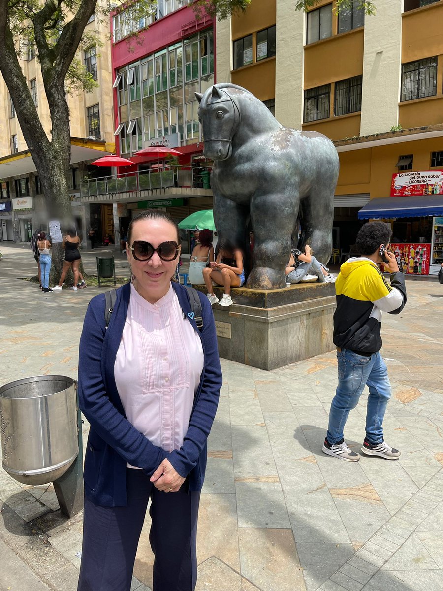 rosiorozco's tweet photo. Triste MUY TRISTE
La Plaza Botero en Medellín #ColombiaNoAvanzaVsTrata 
Al lado de piezas de arte del escultor Fernando Botero cientos de hermosas mujeres y niñas comercializadas como objetos.

Medellin es hermoso pero lo que sucede en la plaza 👉
Es INDIGNANTE https://t.co/bPzlOR7eH8