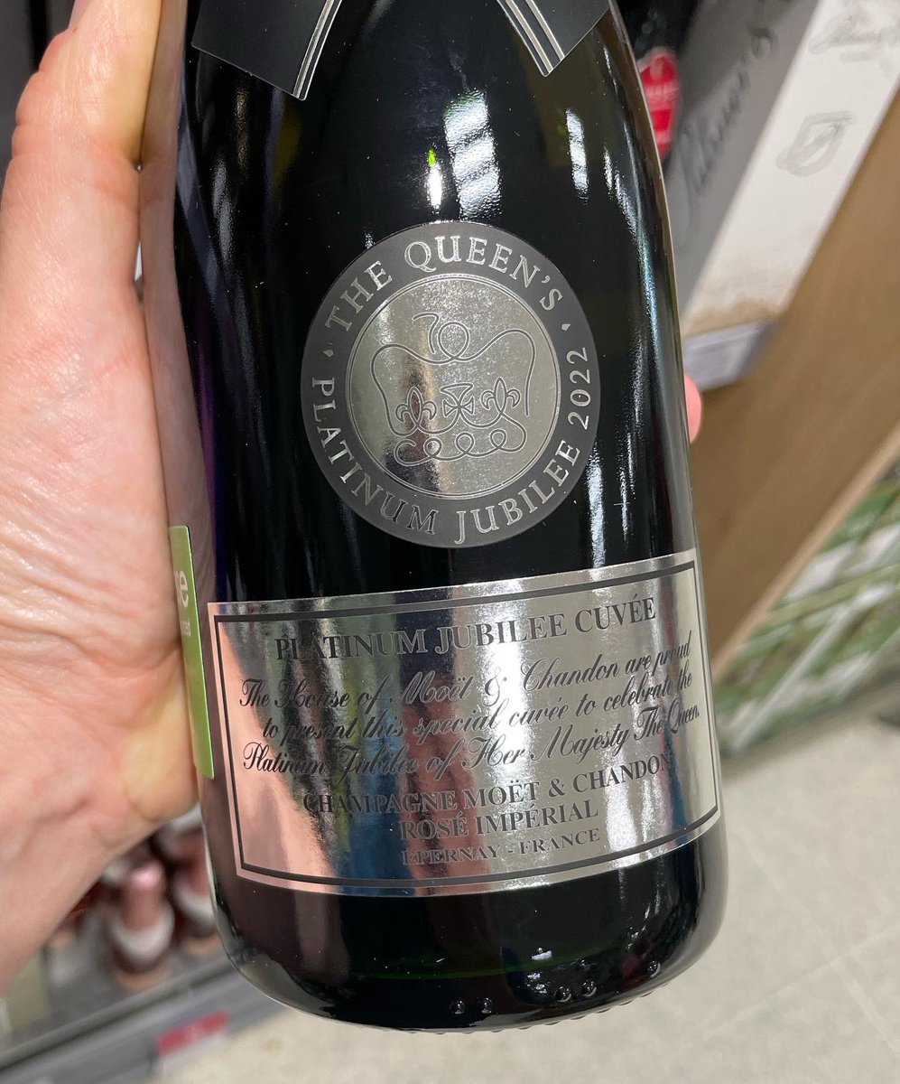 All_Things_New_'s tweet image. Platinum Jubilee Moet! 👑🥂 £46 At Waitrose @moetchandon #moetandchandon #moet #bubbly #platinumjubilee #jubilee #thequeen #royal #wellthisisnew